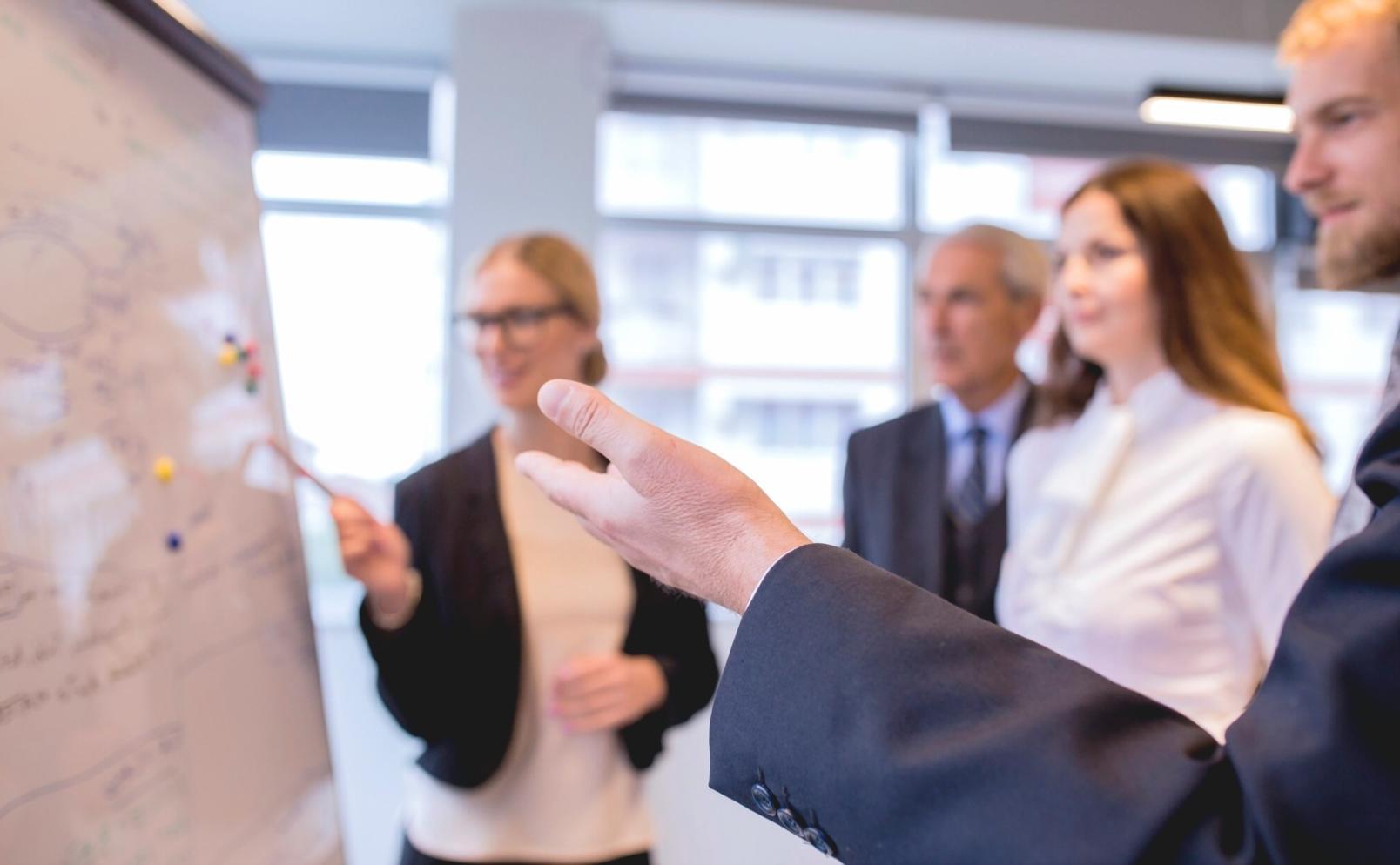 Groupe d'apprenants collaborant sur un projet financier